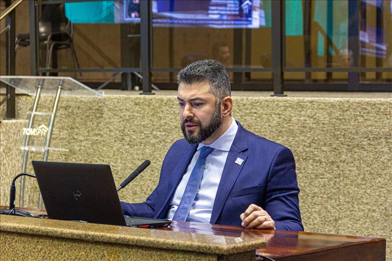 O Conselheiro Eduardo Tuma destacou as inúmeras determinações voltadas ao aprimoramento de procedimentos contábeis expedidas em exercícios anteriores ainda pendentes de solução